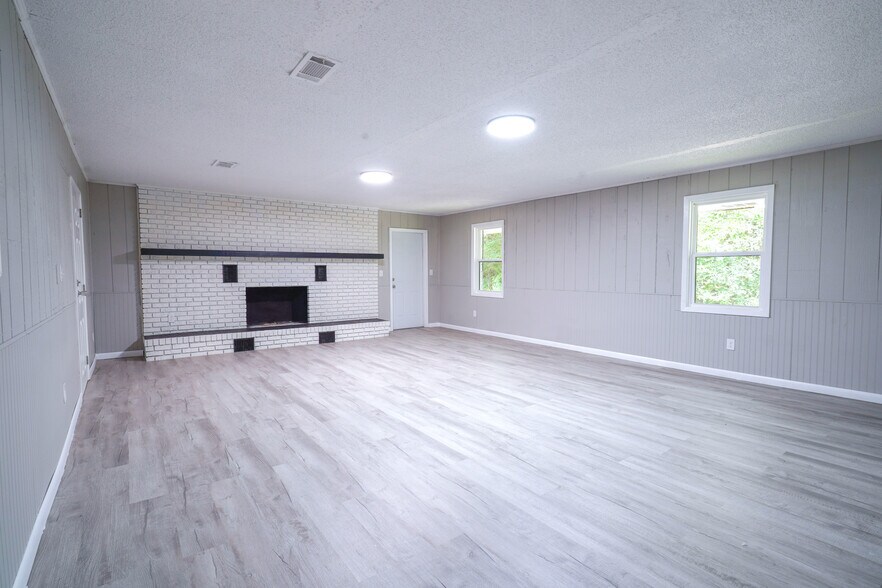 Building Photo - 806 E Verbena Ave