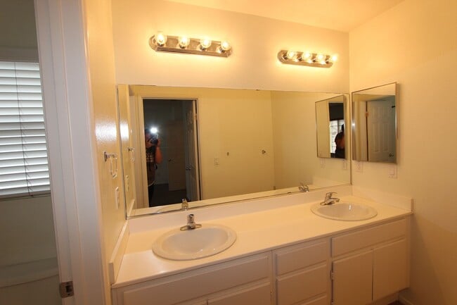 Building Photo - Beautiful 3 Bedroom 2.5 bathroom townhome ...
