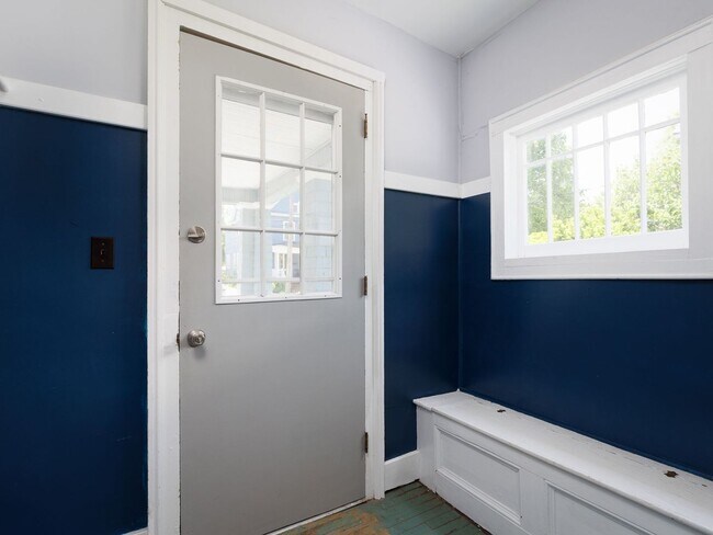 Building Photo - Charming and spacious 4-bedroom, 2 full bath home located in the City of Watertown.