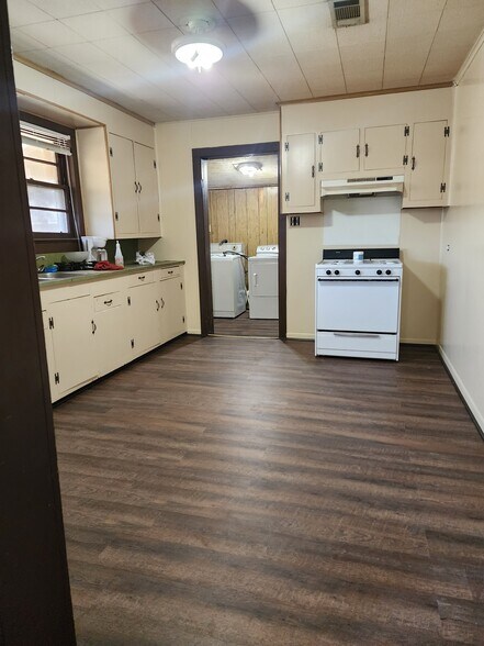 Kitchen & Laundry - 139 Colonial Avenue