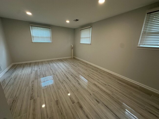 Building Photo - 805 Golden Arrow St