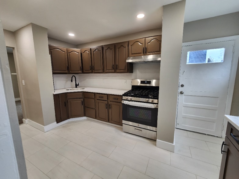 Building Photo - 376 De Wolf Pl