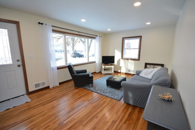 Building Photo - Beautiful 2bed Home With New Renovations F...