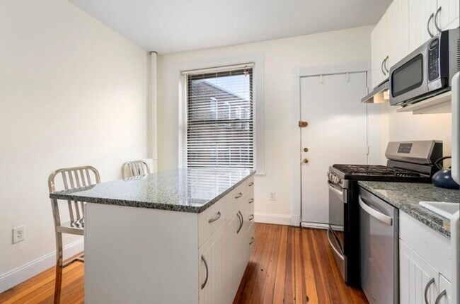 Building Photo - 382 Riverway St