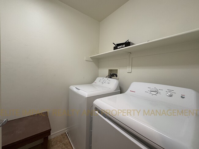 Building Photo - 1133 S Pantano Overlook Dr