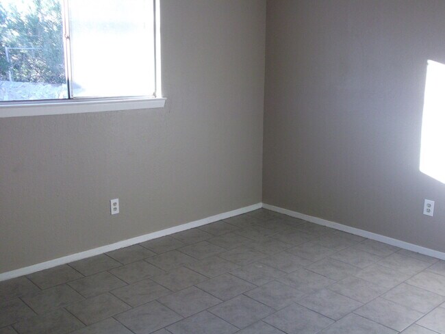 Building Photo - 205 Moon River St