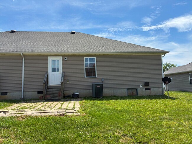 Building Photo - **LESS than 10 minute Drive from Fort Knox**