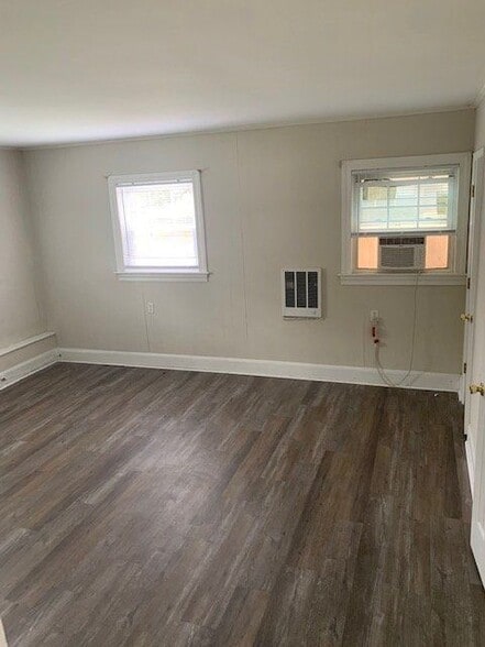 Building Photo - 301 S Oak St