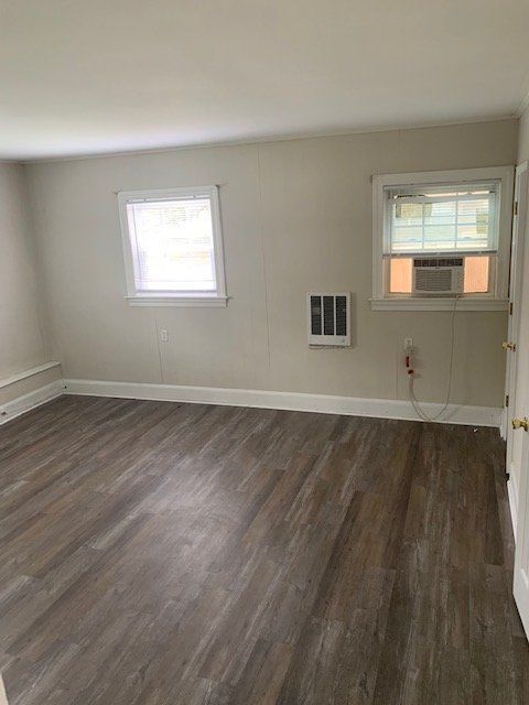 Building Photo - 301 S Oak St