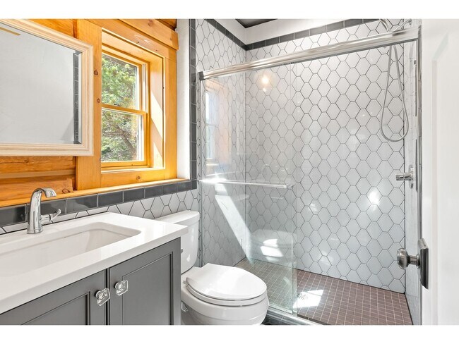 Building Photo - Beautiful Home on 10 Actre