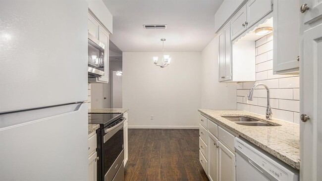 Building Photo - 2107 Mistletoe Ave
