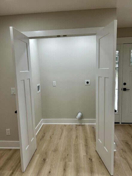 Building Photo - 304 Greenview Dr