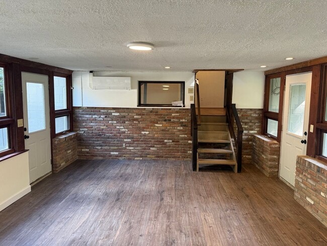 Building Photo - Spacious Mid-Century Modern Rental in Cant...