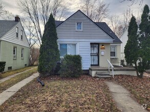 Building Photo - Beautiful 4 Bedroom 2 Bath Bungalow in Cha...