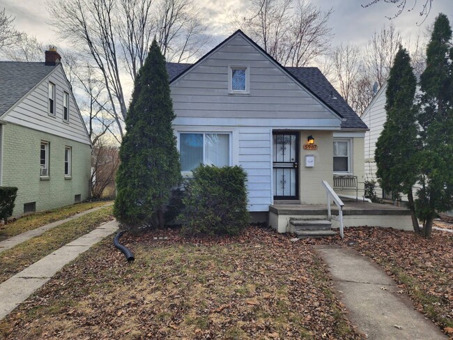 Primary Photo - Beautiful 4 Bedroom 2 Bath Bungalow in Cha...