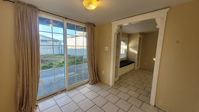 Building Photo - 643 NE Channon Ave