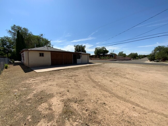 Building Photo - 2 Bedroom Single Story Home Available Near...