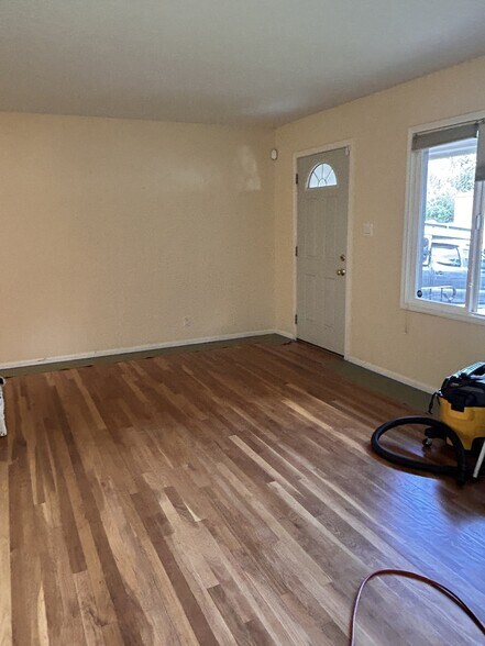 Building Photo - 1705 Elmcrest Dr