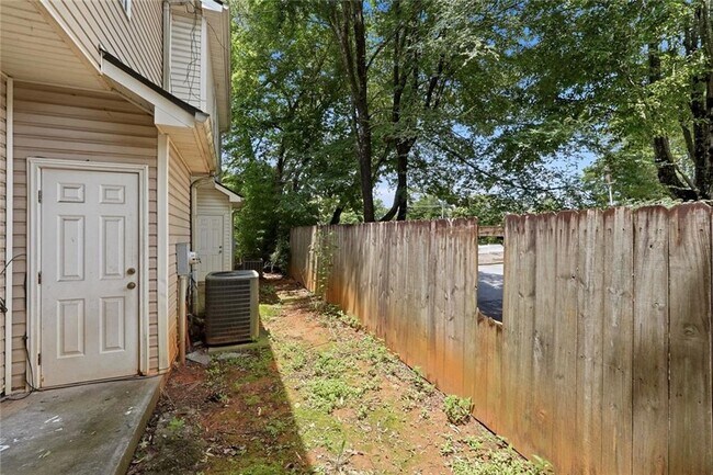 Building Photo - 5072 Leeshire Trace