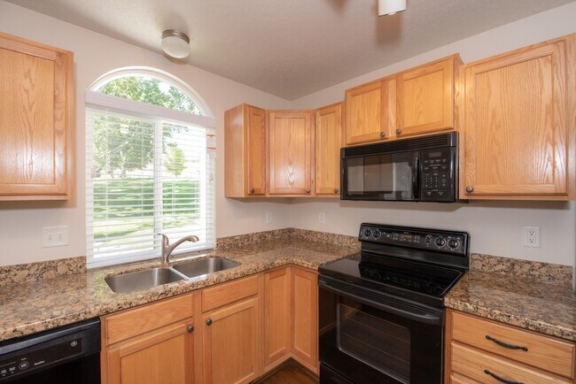 Building Photo - Beautiful Townhome in Great Location!