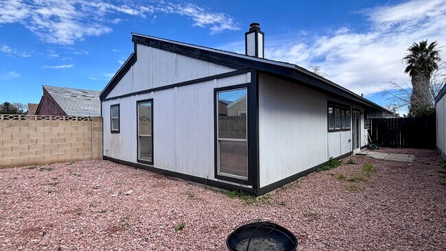 Building Photo - Fantastic 4 bedroom home with a 1 car garage and driveway space for additional car! Backyard and ...