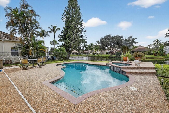 Building Photo - 9481 Oak Grove Cir