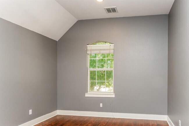 Building Photo - 3006 Covington Pl
