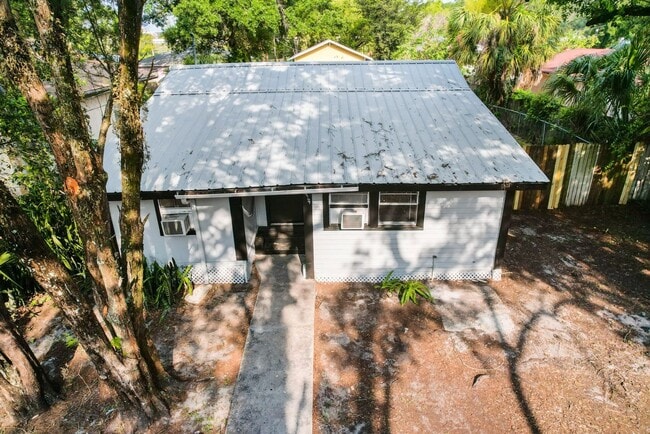 Building Photo - 3bdrm/1bath Home with large fenced yard  ** Section 8 OK ** $1,695.00