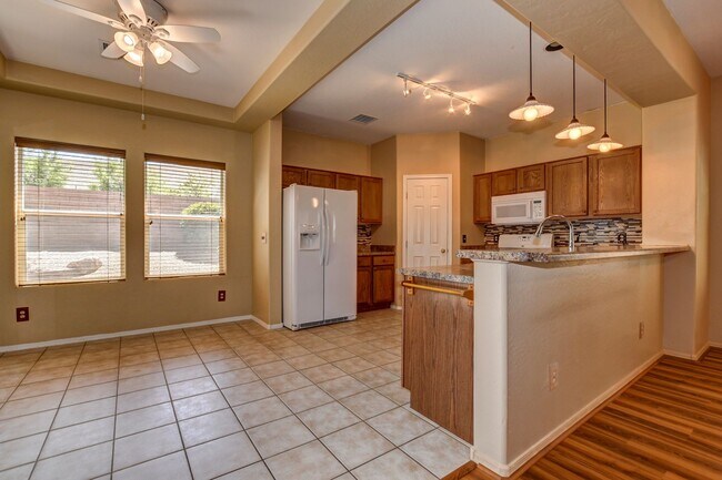 Building Photo - Beautiful 2 bed + den, 2 bath townhome in ...