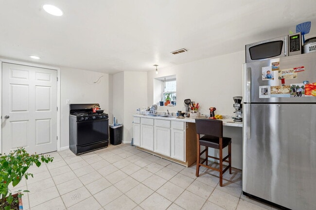 Building Photo - 1637 S St Louis Ave