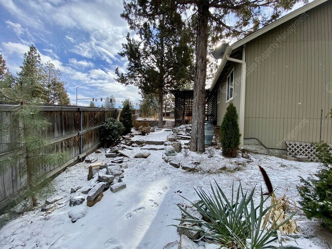 Building Photo - Updated 3BR - 2BA Gardener's Dream, w/ RV parking