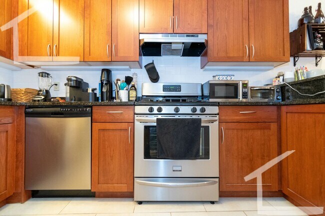 Building Photo - 19 Glenville Ave