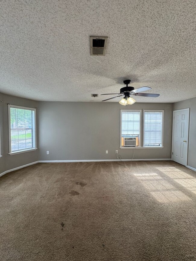 Building Photo - 3 Bed / 2 Bath off of South Caraway Available Now