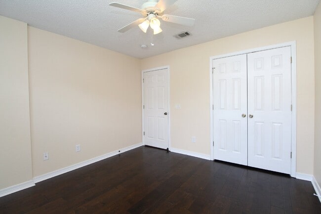 Building Photo - Spacious 3BR with Sunroom & Eat-In Kitchen – Holsberry Estates