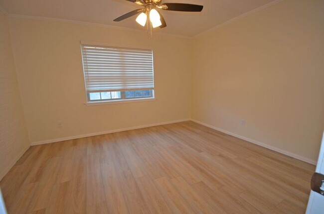 Building Photo - Tara Condos 2 Bed 1 Bath Apt NW 63rd & May...