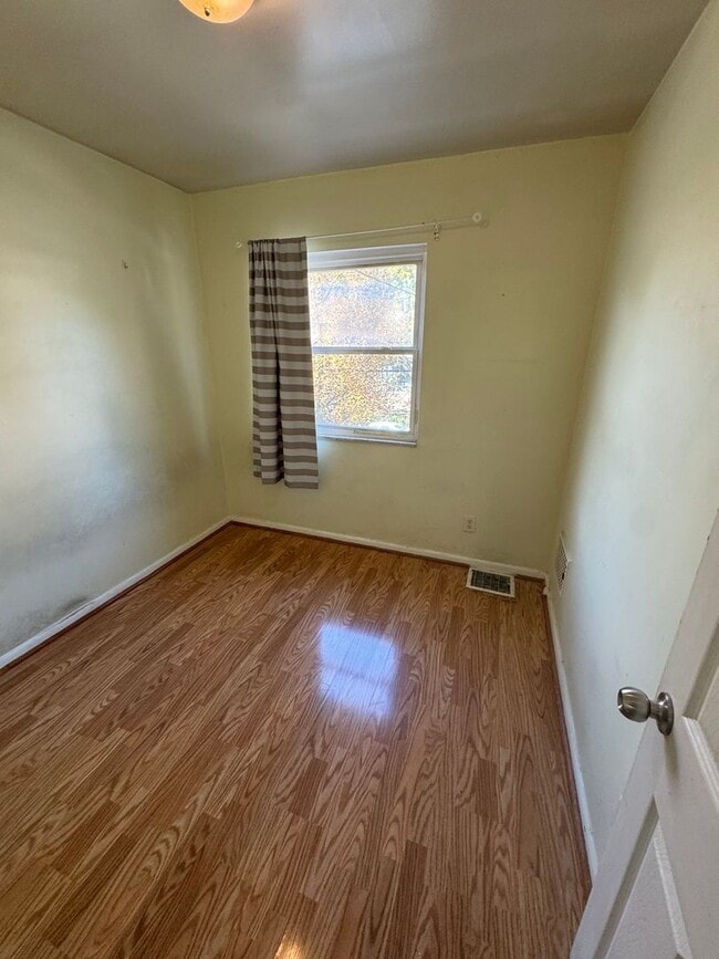 Building Photo - 5 Bedroom 2.5 Bath in Squirrel Hill