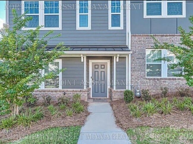 Building Photo - Spacious 4-Bed, 4-Bath Home with Modern Co...