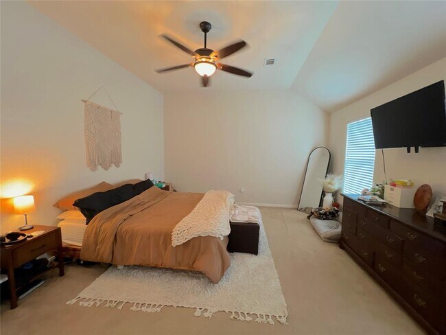 Building Photo - 24027 Floragate Dr