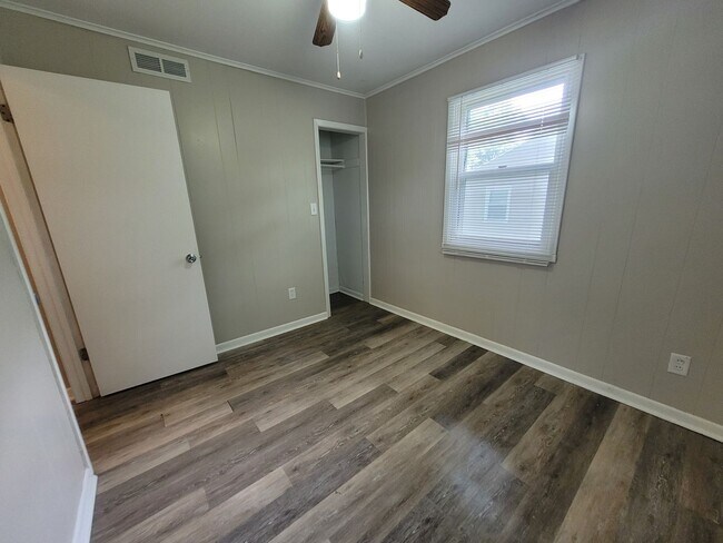 Building Photo - Cozy two bedroom home, pet friendly!