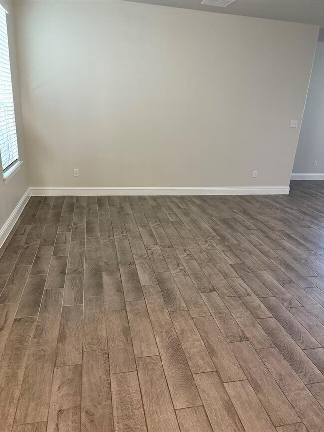 Building Photo - 105 Stone Cyn Dr