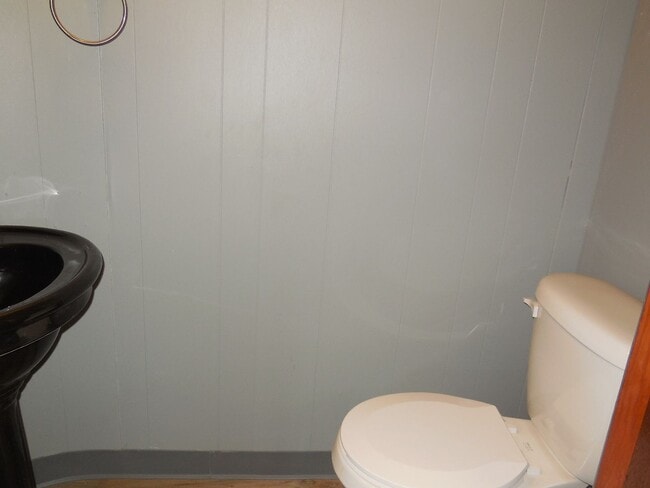 Building Photo - Two Bedroom Home with 3 Baths and W/D Hookups!