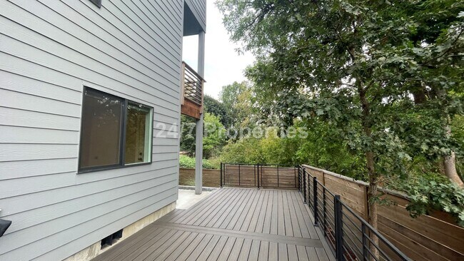 Building Photo - Modern and Stylish 3 BD | 3.5 BA Townhome ...