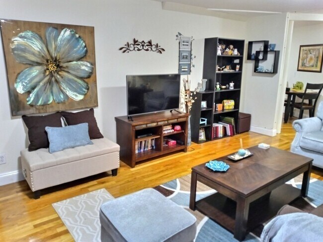 Building Photo - 1482 Beacon St