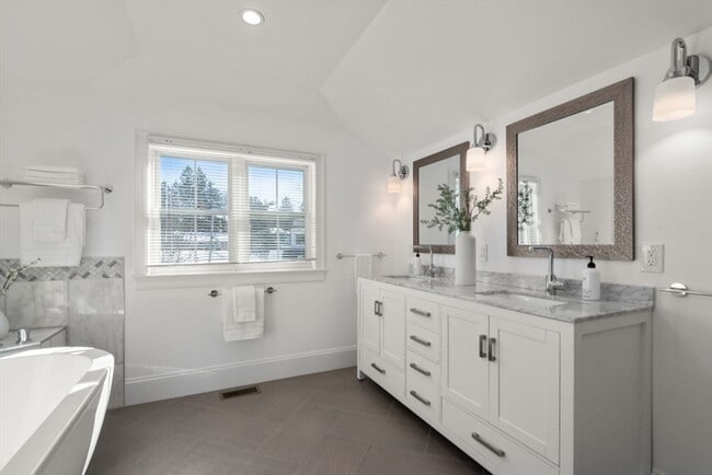 Building Photo - 150 Country Club Rd