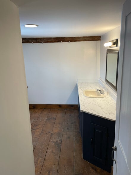 Building Photo - 300 NH-25