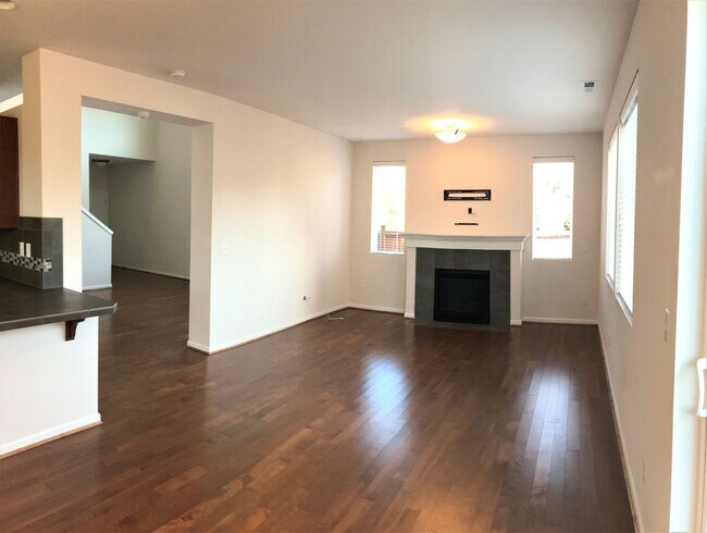 Building Photo - Stunning 2-Story Home Near Silver Lake
