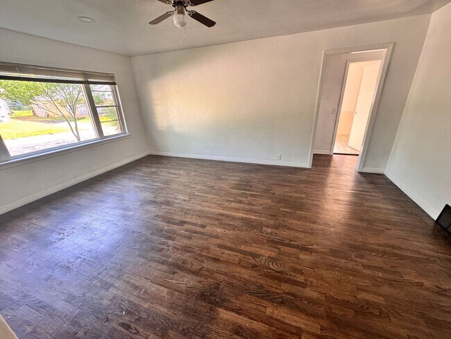 Building Photo - 4 Bedroom Updated Spacious Home!