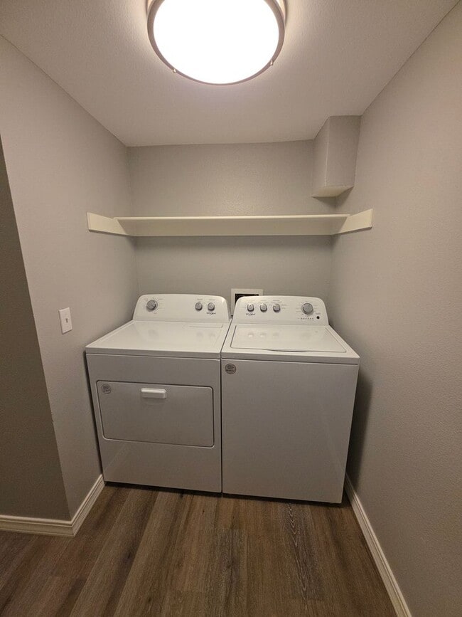 Building Photo - 709 W 13th St