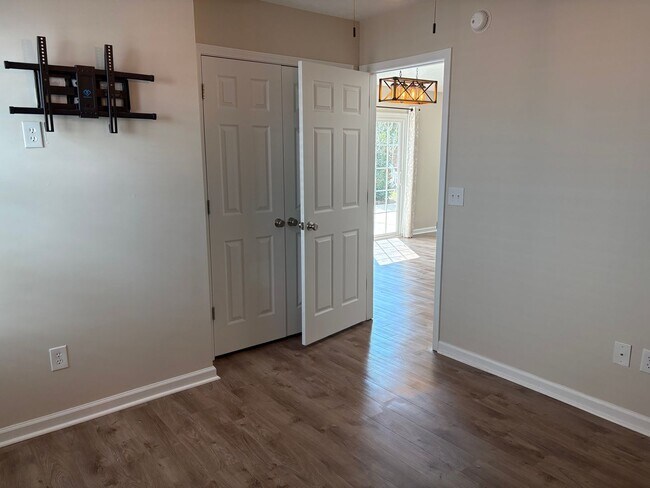 Building Photo - 3154 Shorecrest Bay Dr