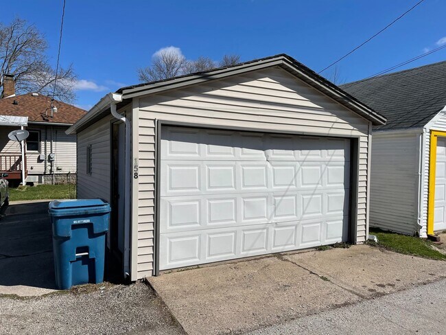 Building Photo - 2 Bed/ 1 Bath with Garage